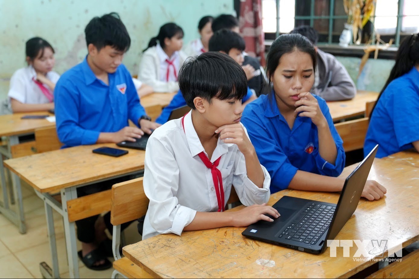 Học sinh vùng biên Hướng Phùng được tiếp cận, trải nghiệm lập trình, tiếp cận AI... trực quan, gần gũi và bổ ích. (Ảnh: Võ Dung/TTXVN)